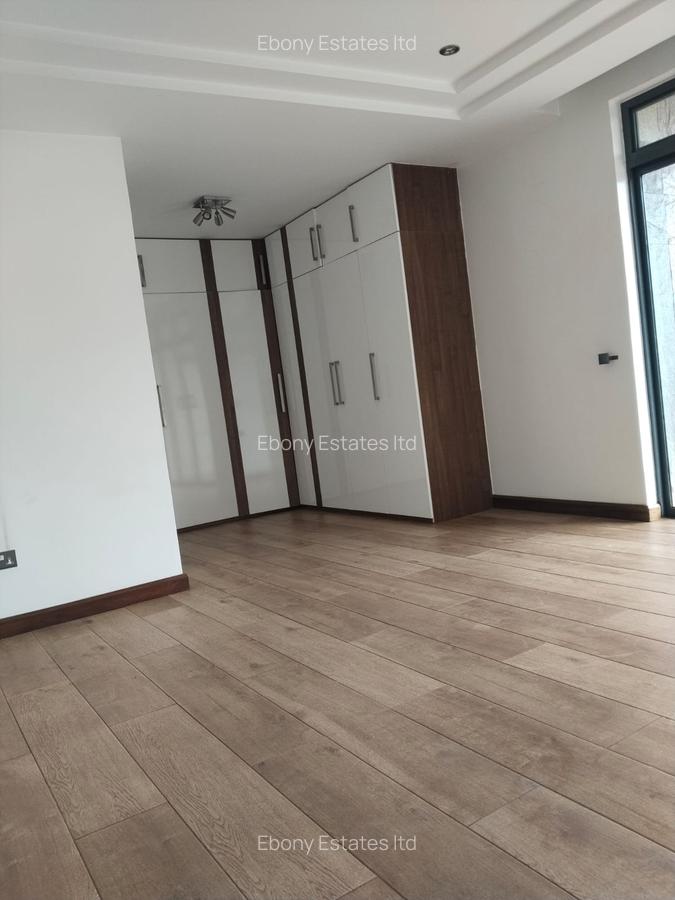 5 Bed Townhouse with En Suite in Lavington - 12
