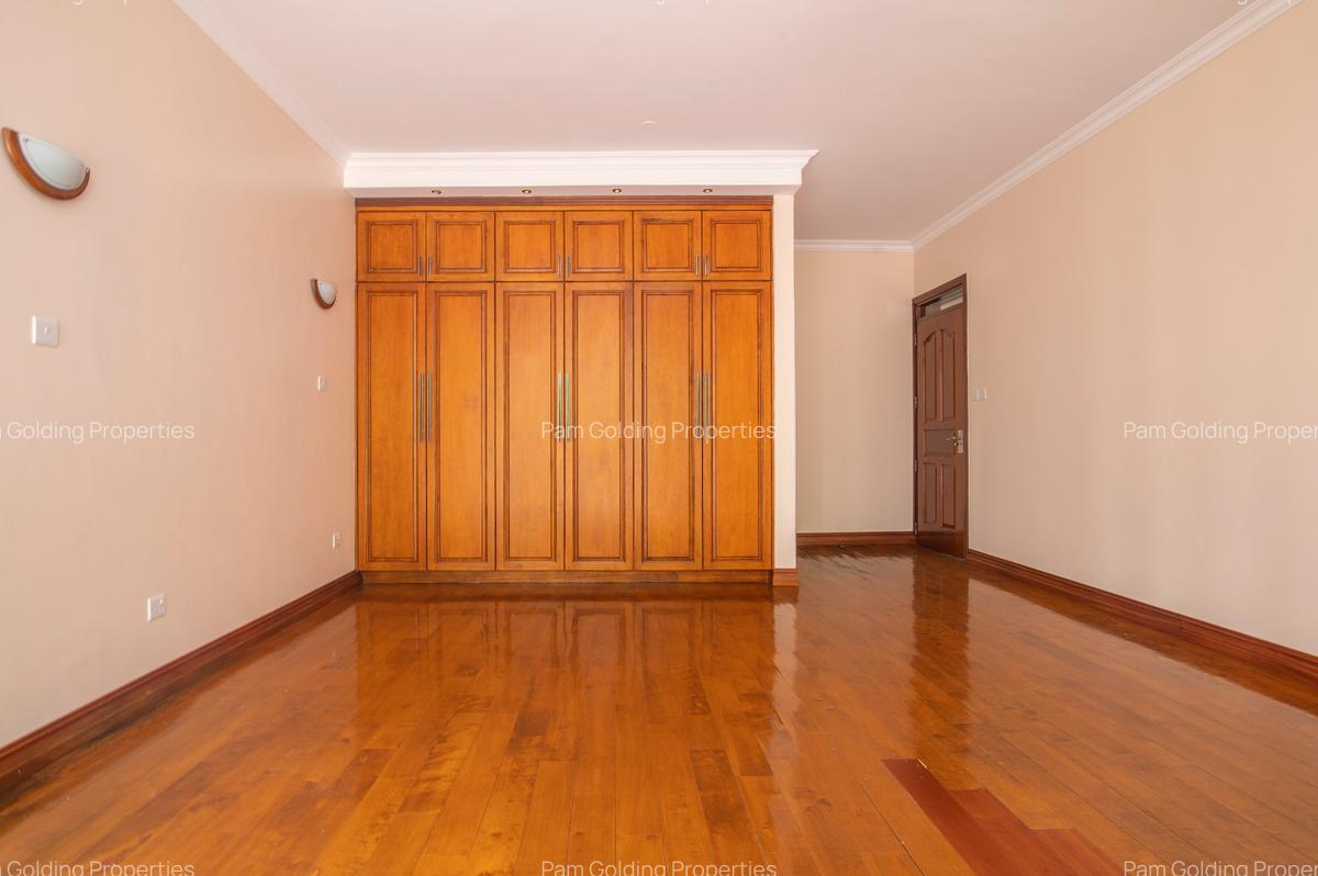 5 Bed House with En Suite in Runda - 9