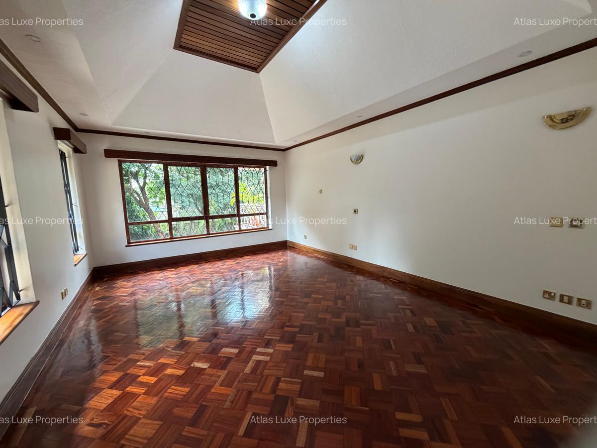 5 Bed Townhouse with En Suite at Old Runda - 11