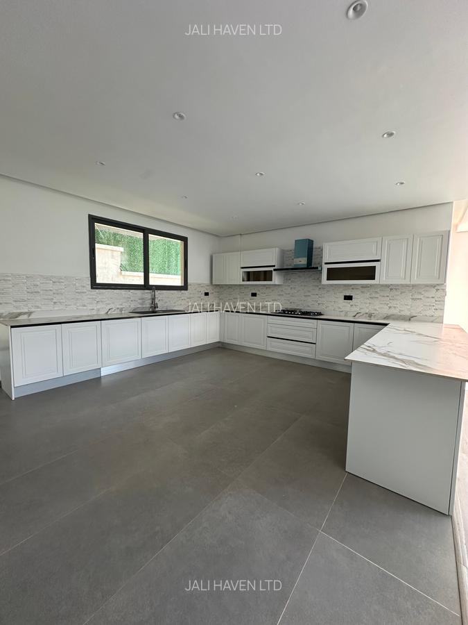 5 Bed Villa with En Suite in Lavington - 4