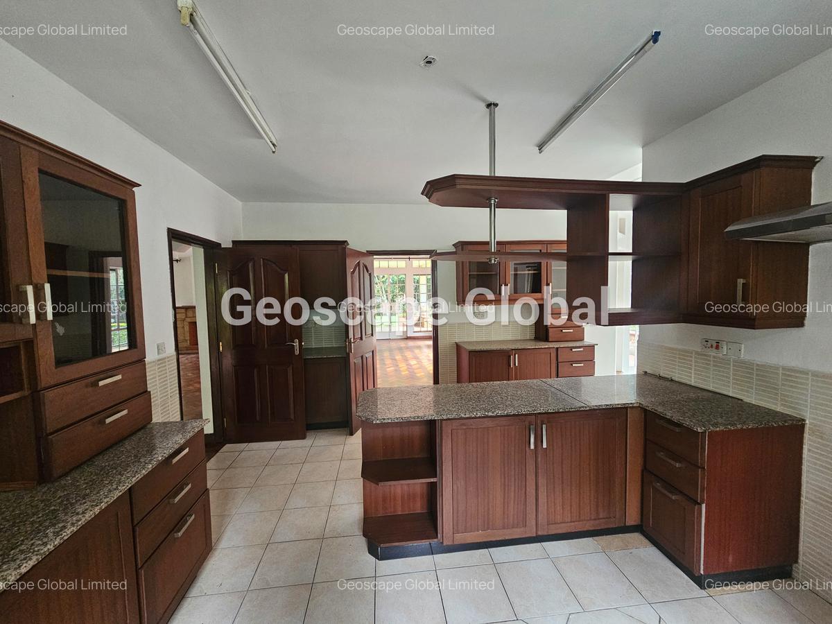 5 Bed House with En Suite in Rosslyn - 13