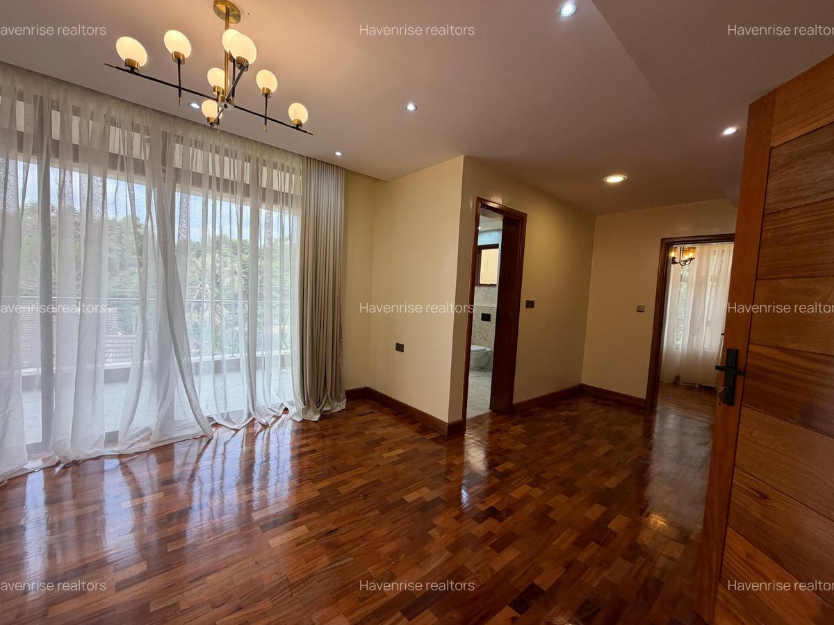 5 Bed House with En Suite at Rosslyn - 14