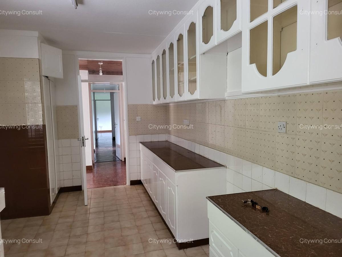 4 Bed House with En Suite at Crescent Road - 17