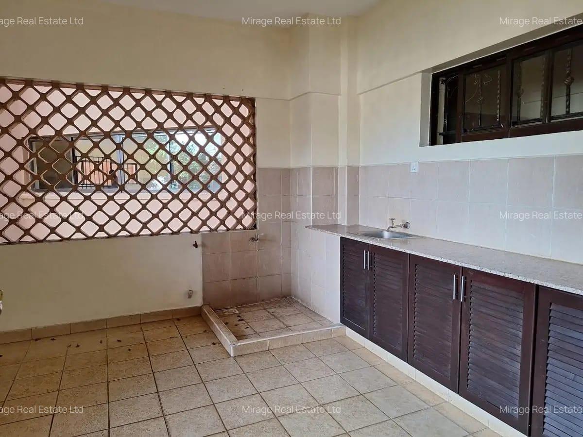 4 Bed Apartment with En Suite in Brookside - 15
