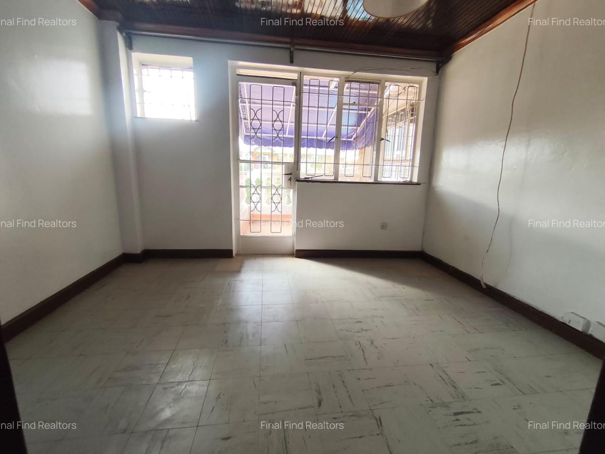 6 Bed House with En Suite in Garden Estate - 12