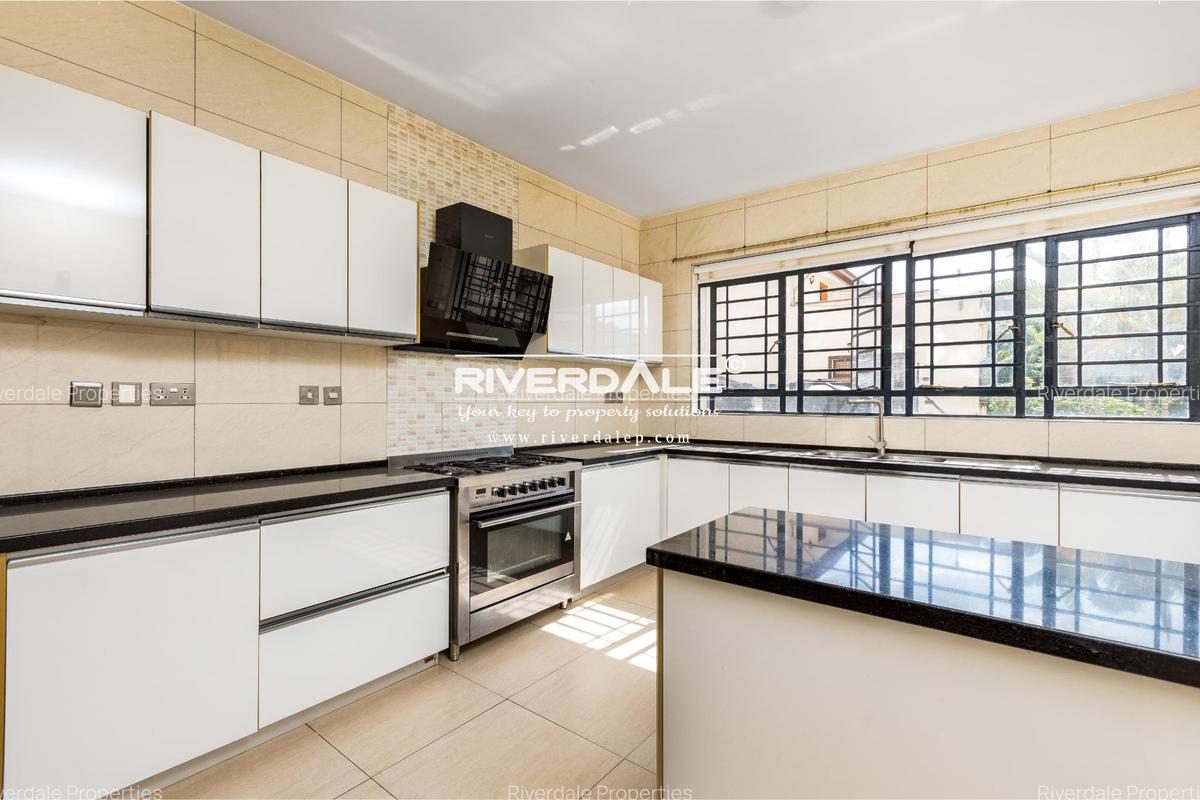 4 Bed Apartment with En Suite in Parklands - 3