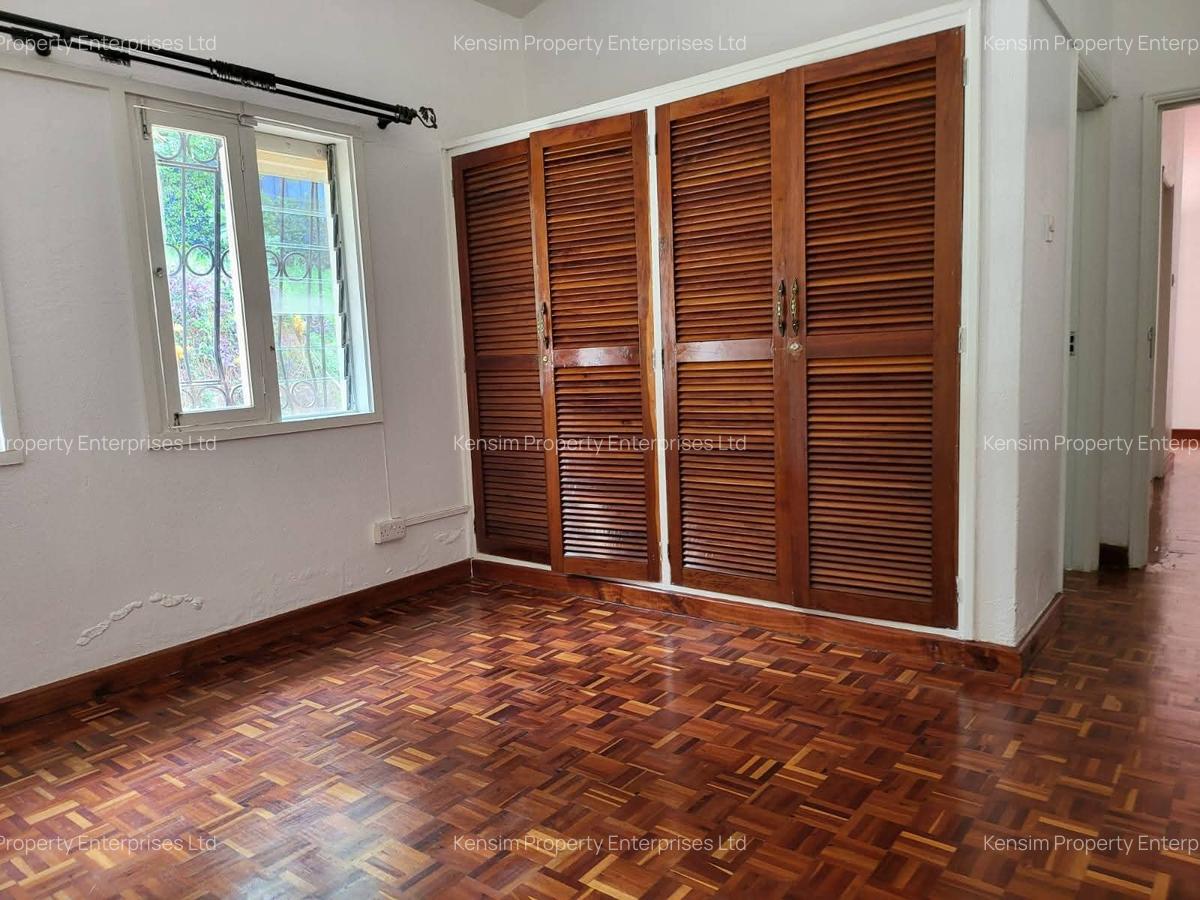 4 Bed House with En Suite in Hill View - 4