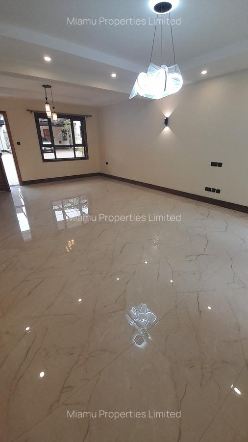 4 Bed Townhouse with En Suite at Banana Road - 18