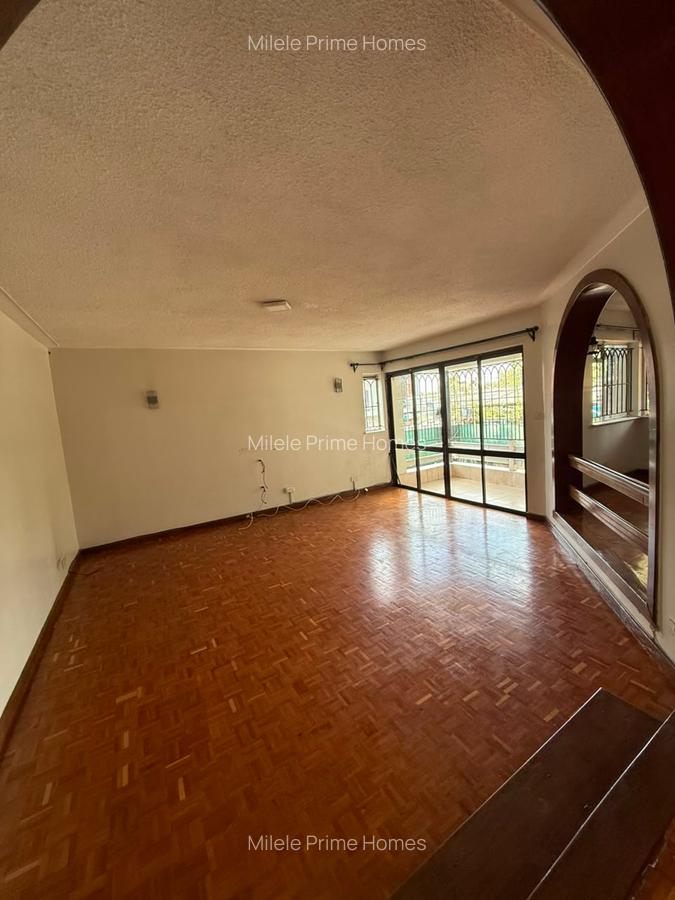 4 Bed Villa with En Suite at Lavington - 5