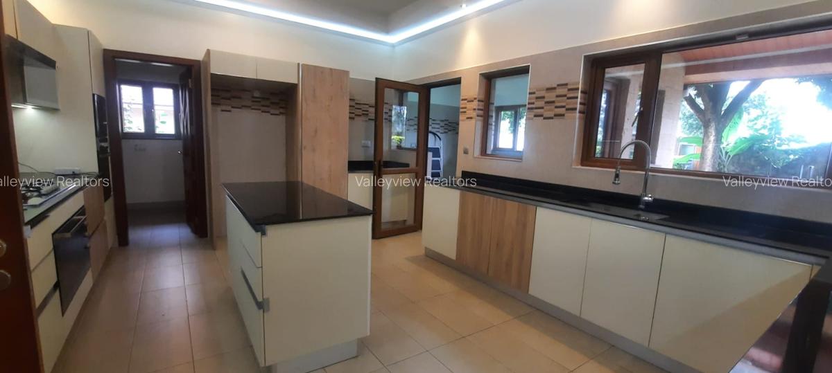 5 Bed Townhouse with En Suite at Lavington - 6