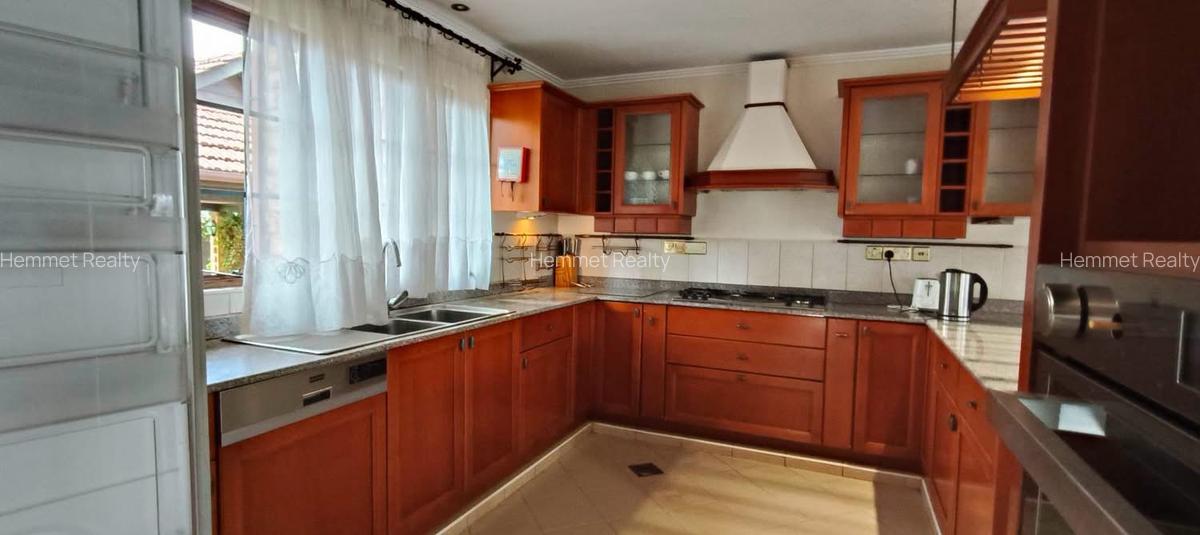 4 Bed House with En Suite in Ridgeways - 7