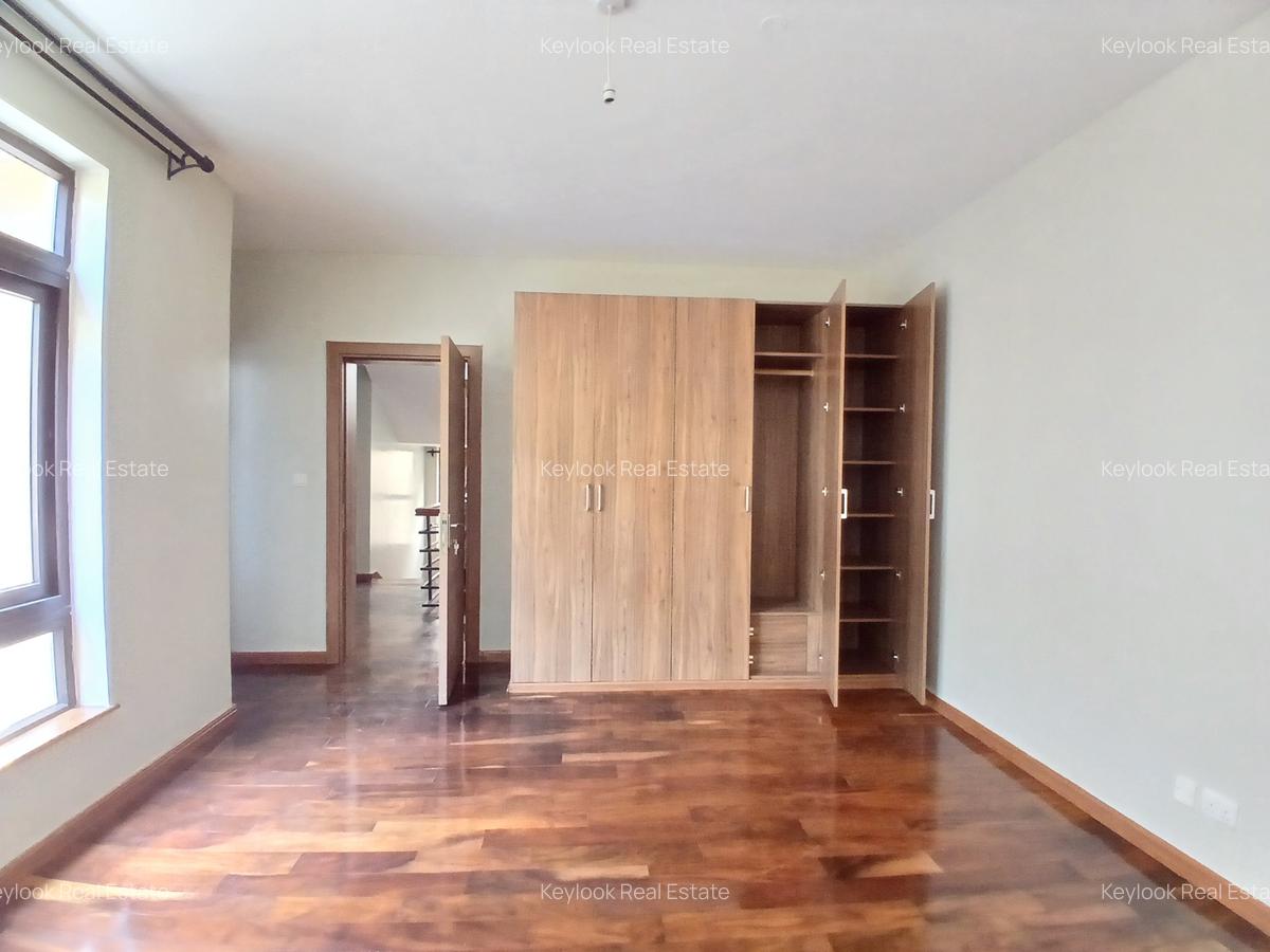 5 Bed Townhouse with En Suite at Lavington Green - 12