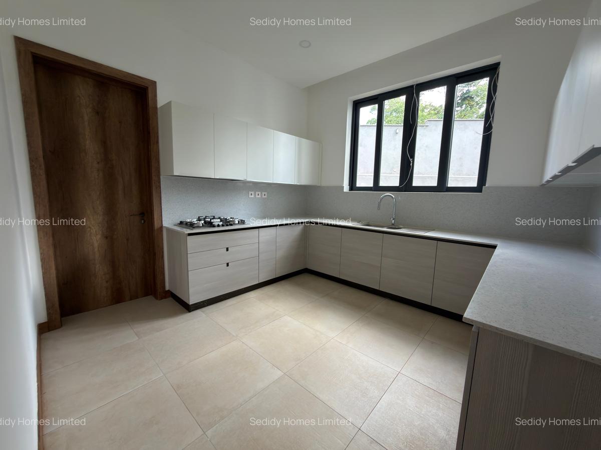 5 Bed Villa with En Suite in Nyari - 5