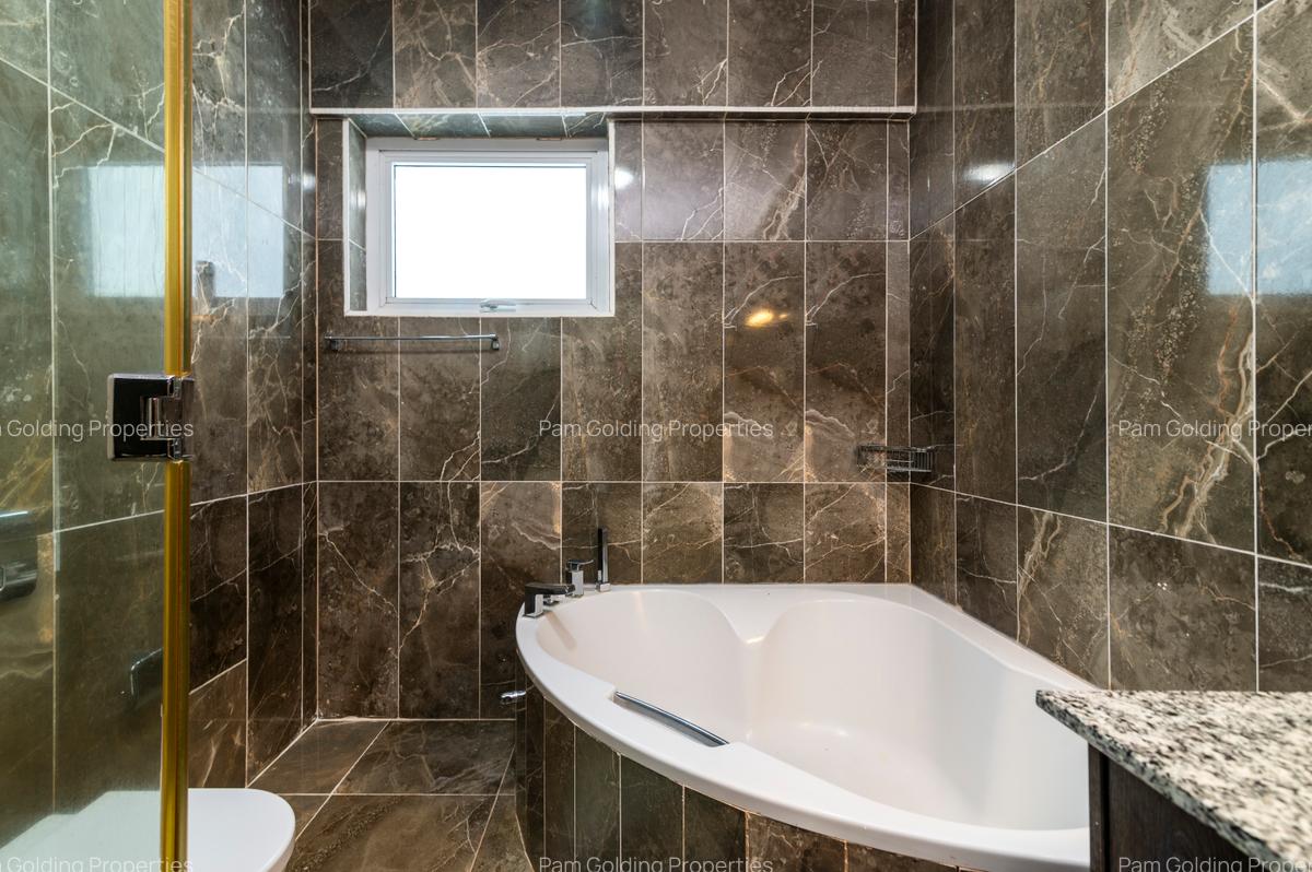 3 Bed Apartment with En Suite in Riverside - 13