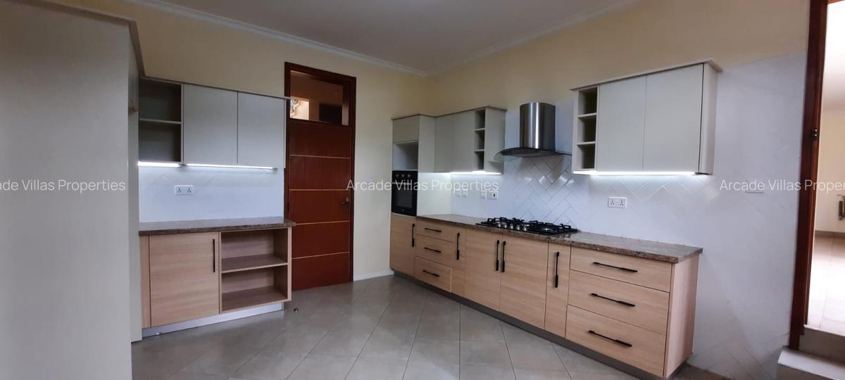 5 Bed Townhouse with En Suite in Lavington - 3