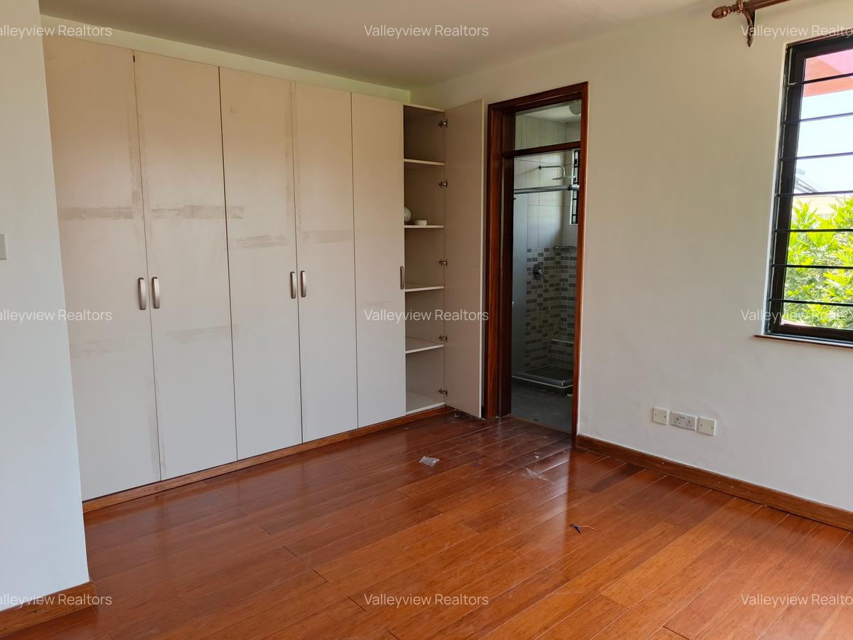 5 Bed Townhouse with En Suite at Lavington - 13