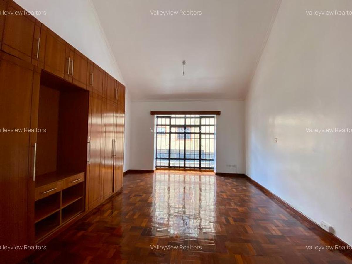 4 Bed Townhouse with En Suite at Lavington - 9