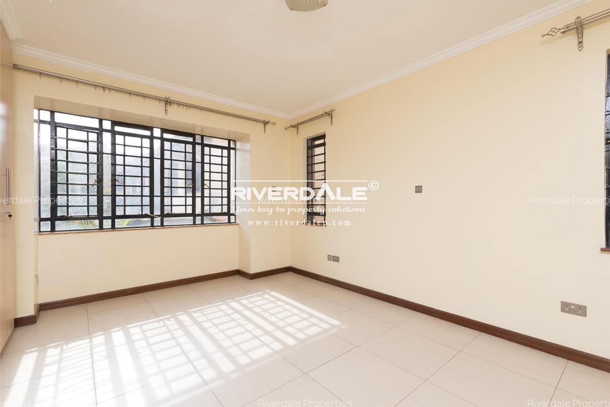 4 Bed Apartment with En Suite in Parklands - 10