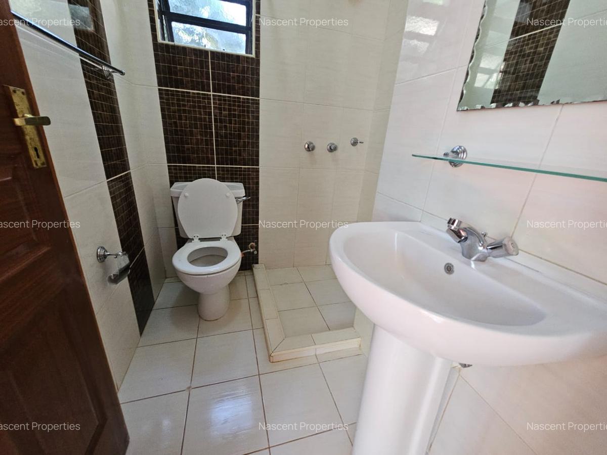 4 Bed House with En Suite in Rosslyn - 8