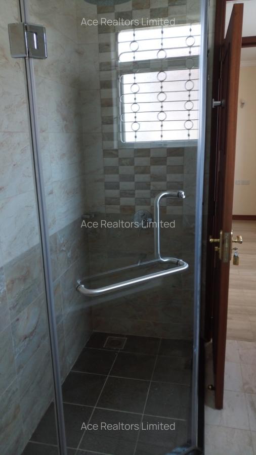 3 Bed Apartment with En Suite at Parklands - 16