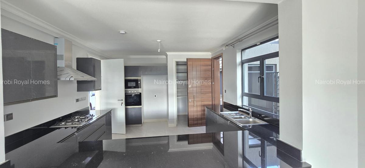 4 Bed House with En Suite at Fivestar Paradise - 13