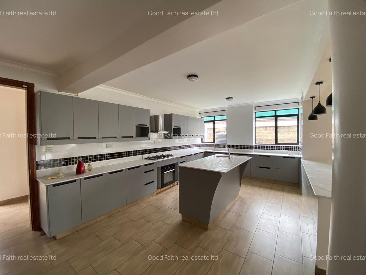 5 Bed House with En Suite in Ridgeways - 5