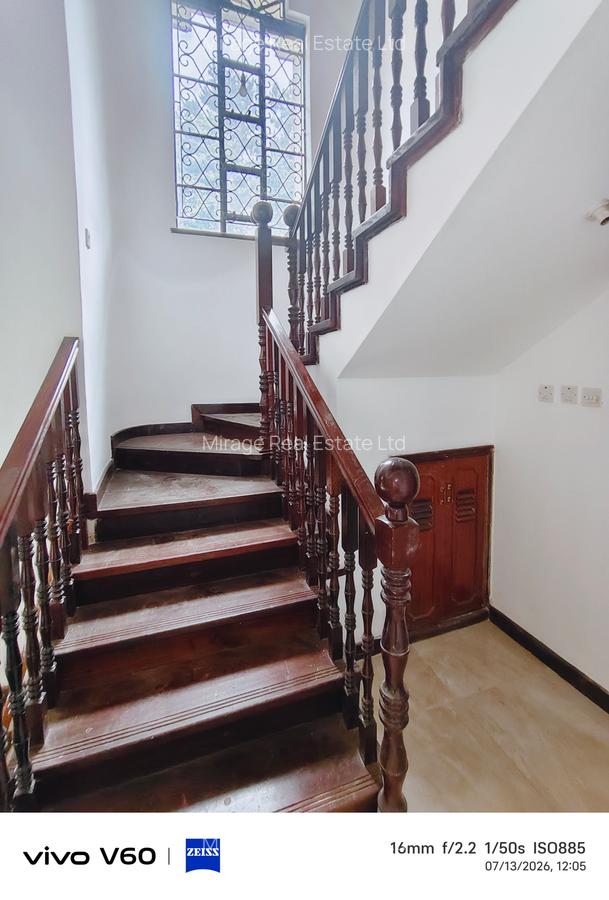 6 Bed House with En Suite in Nyari - 12