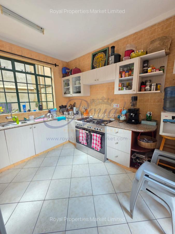 4 Bed House with En Suite in Lavington - 2