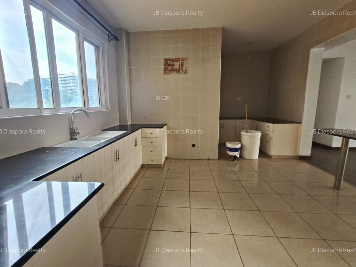 3 Bed Apartment with En Suite in Brookside - 16