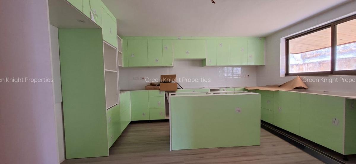 4 Bed House with En Suite in Nyari - 2