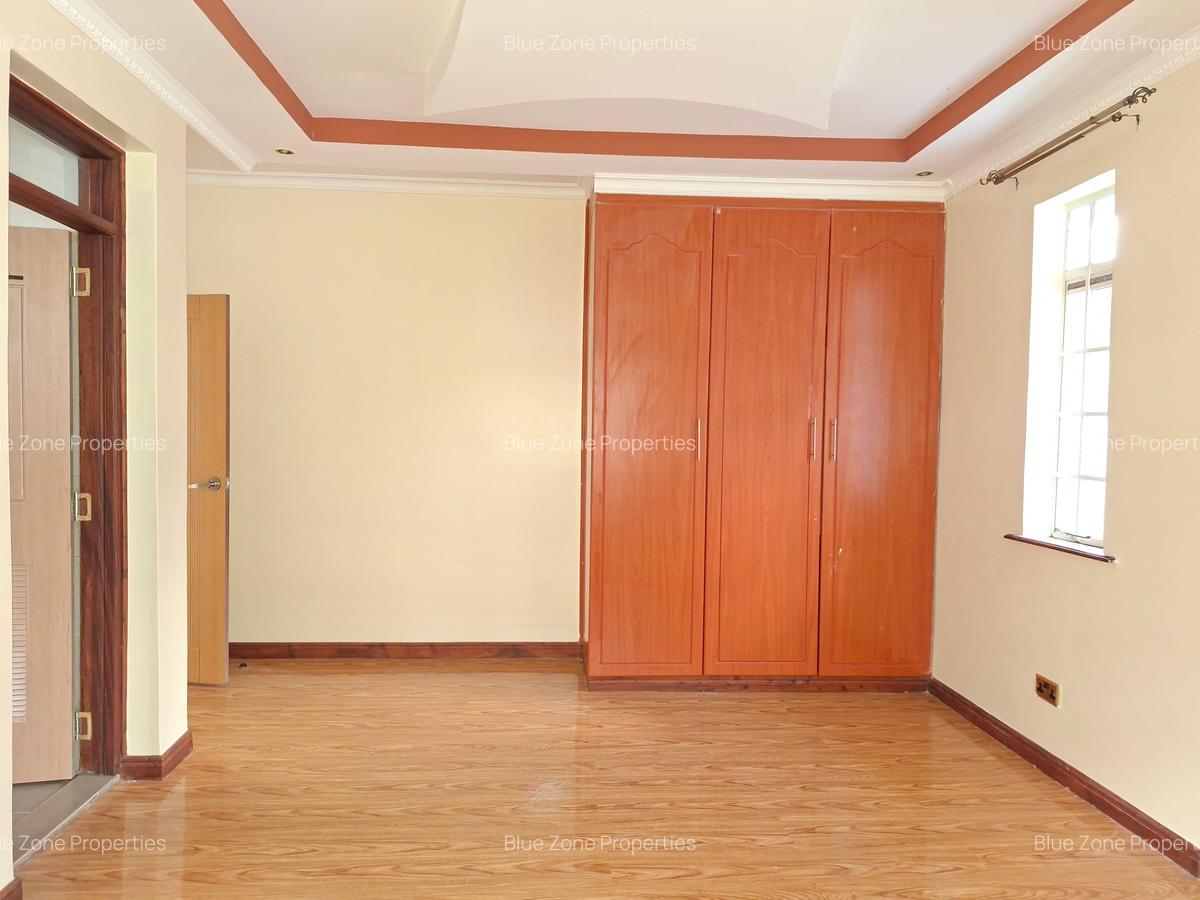 5 Bed House with En Suite at Close To Un - 18