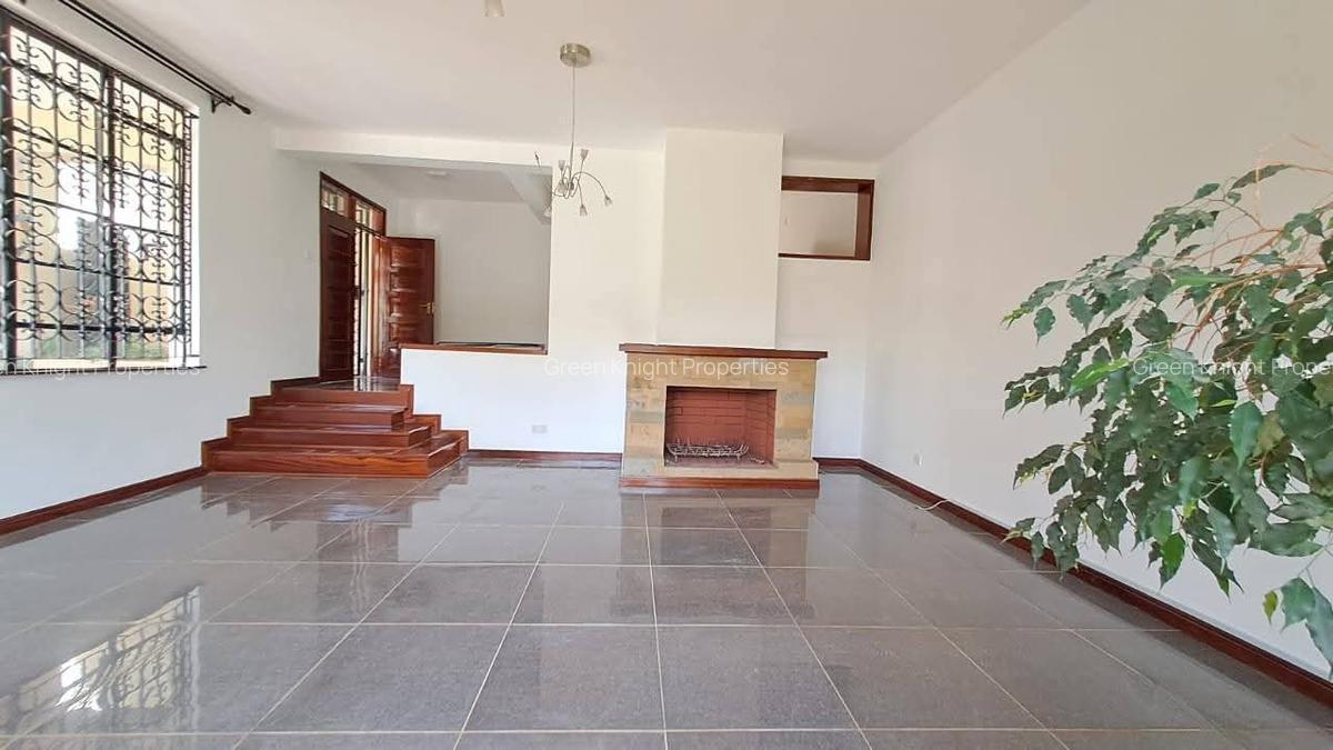4 Bed Townhouse with En Suite in Spring Valley - 1