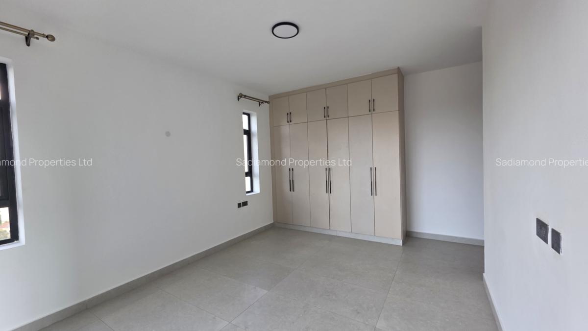 3 Bed Apartment with En Suite in Brookside - 6