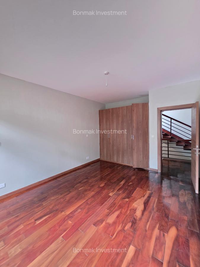 5 Bed Townhouse with En Suite at Lavington Green - 18