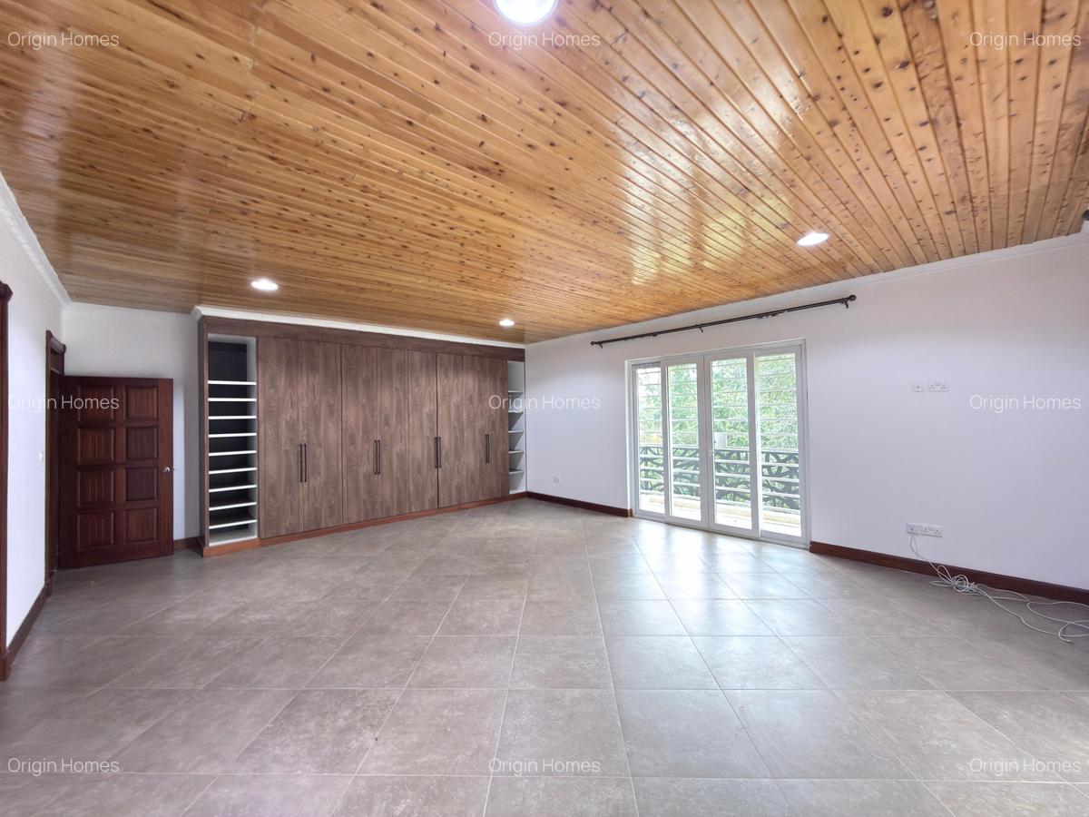 5 Bed House with En Suite at Rosslyn - 14