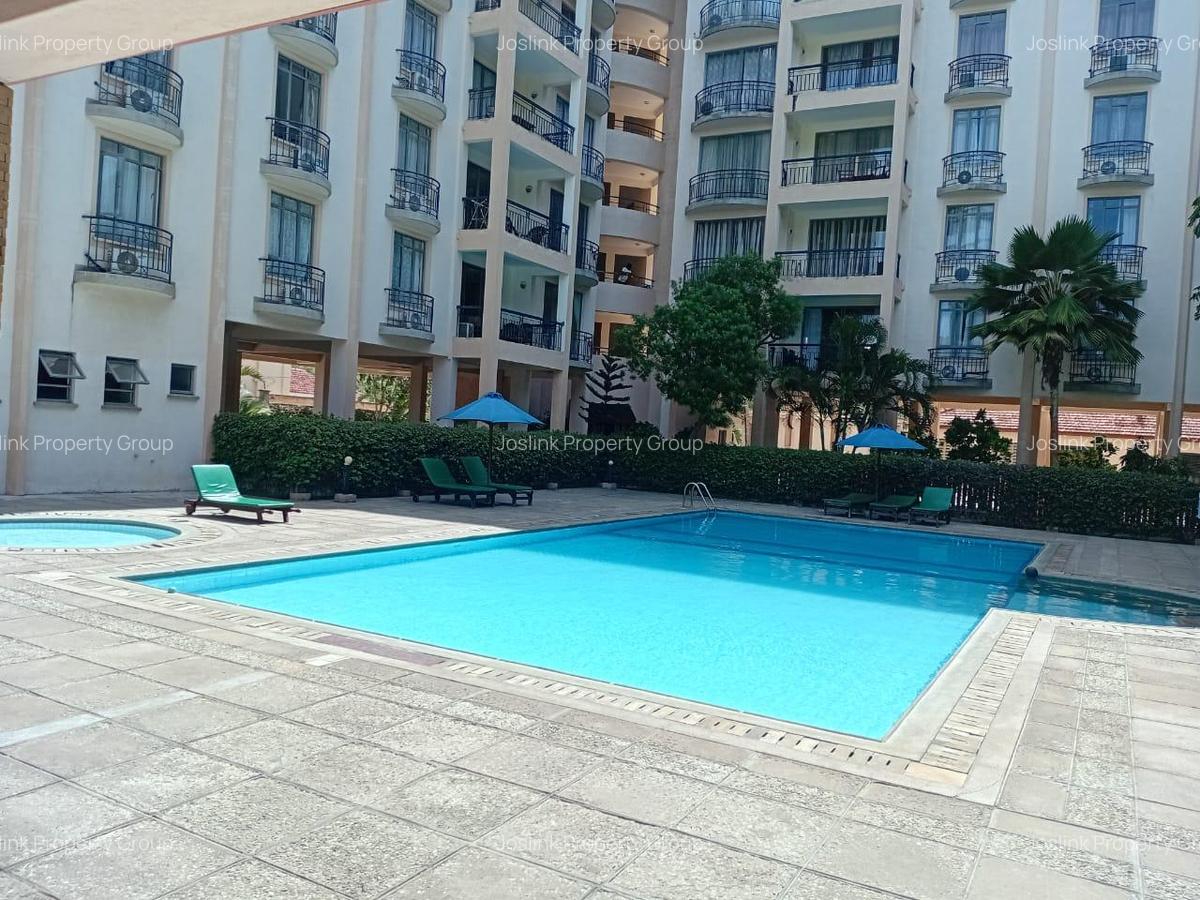 Serviced 2 Bed Apartment with En Suite at Greenwood Drive - 10