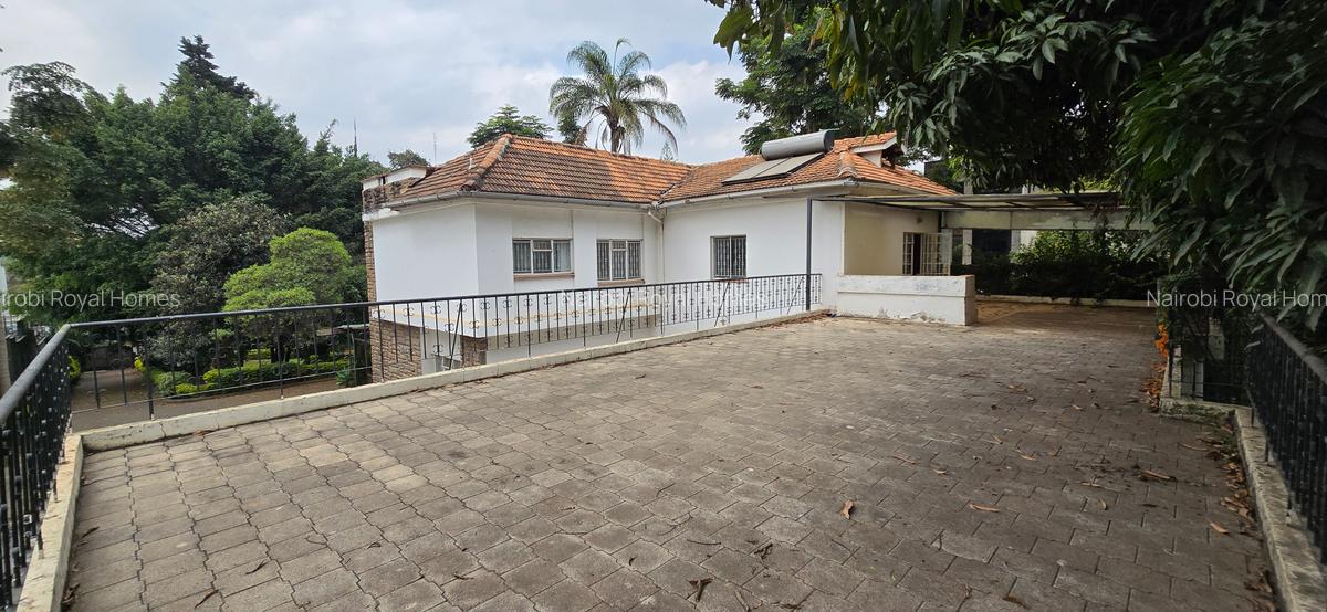 5 Bed House with En Suite at Lavington Road - 12