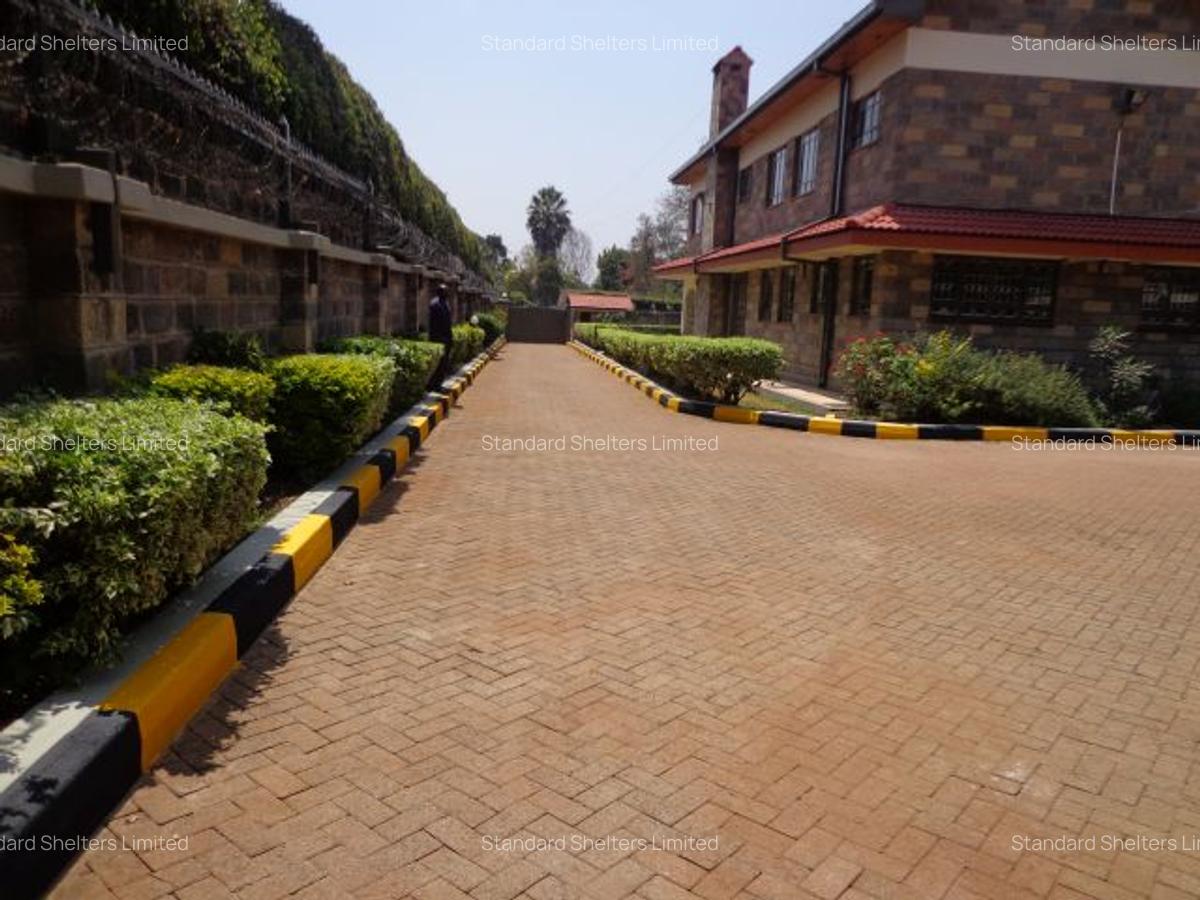 6 Bed House with En Suite in Nyari - 1