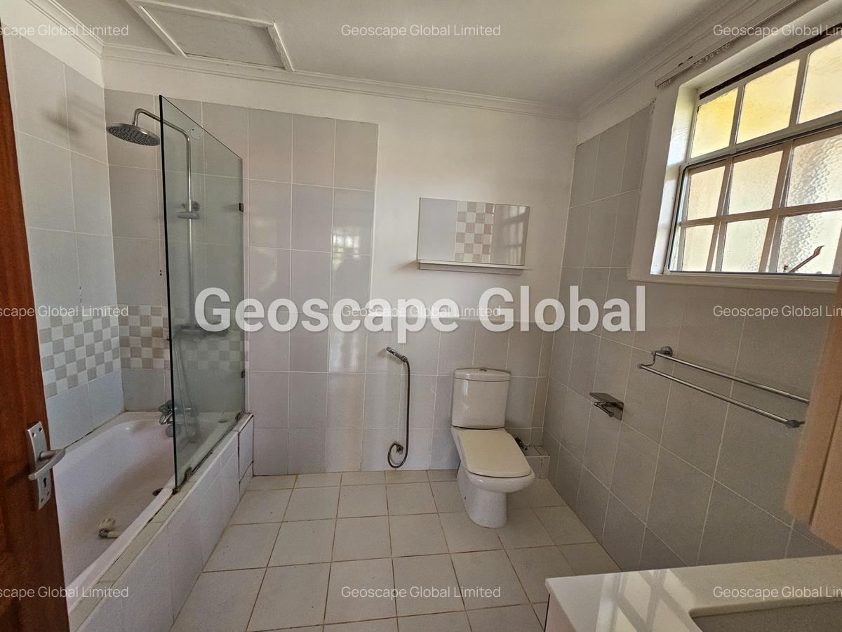 4 Bed House with En Suite in Rosslyn - 12
