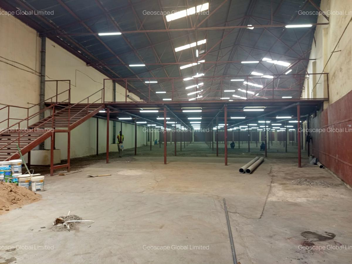 28,000 ft² Warehouse with Parking in Industrial Area - 4