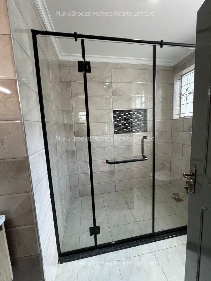 5 Bed House with En Suite in Garden Estate - 13
