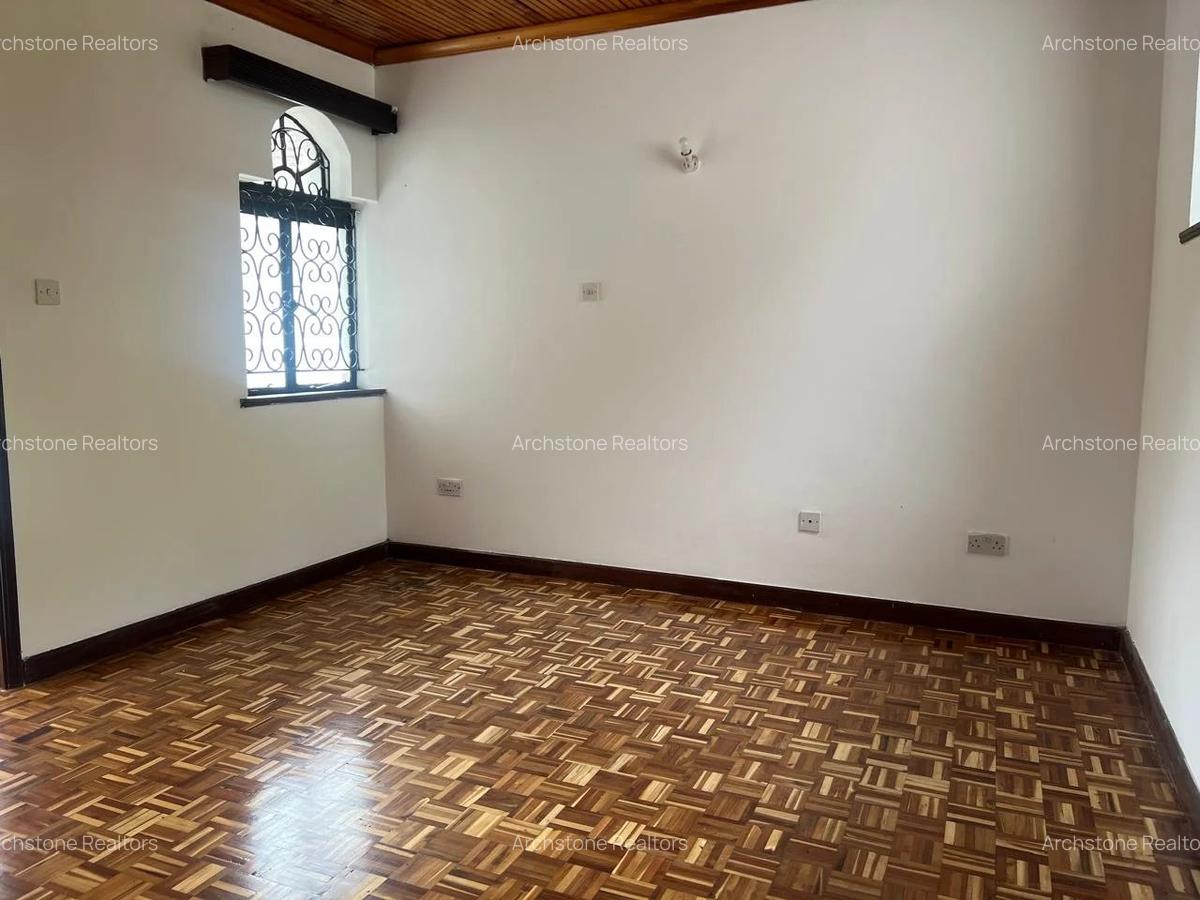 5 Bed House with En Suite in Nyari - 4