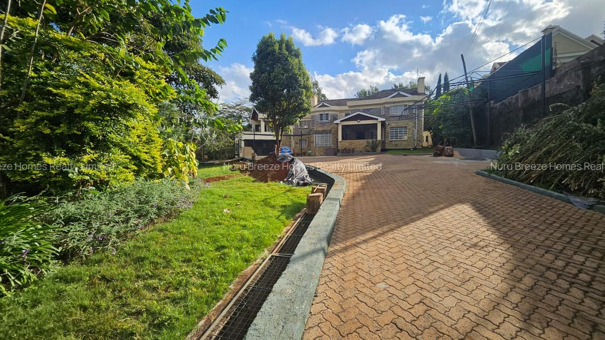 5 Bed House with En Suite in Runda - 1