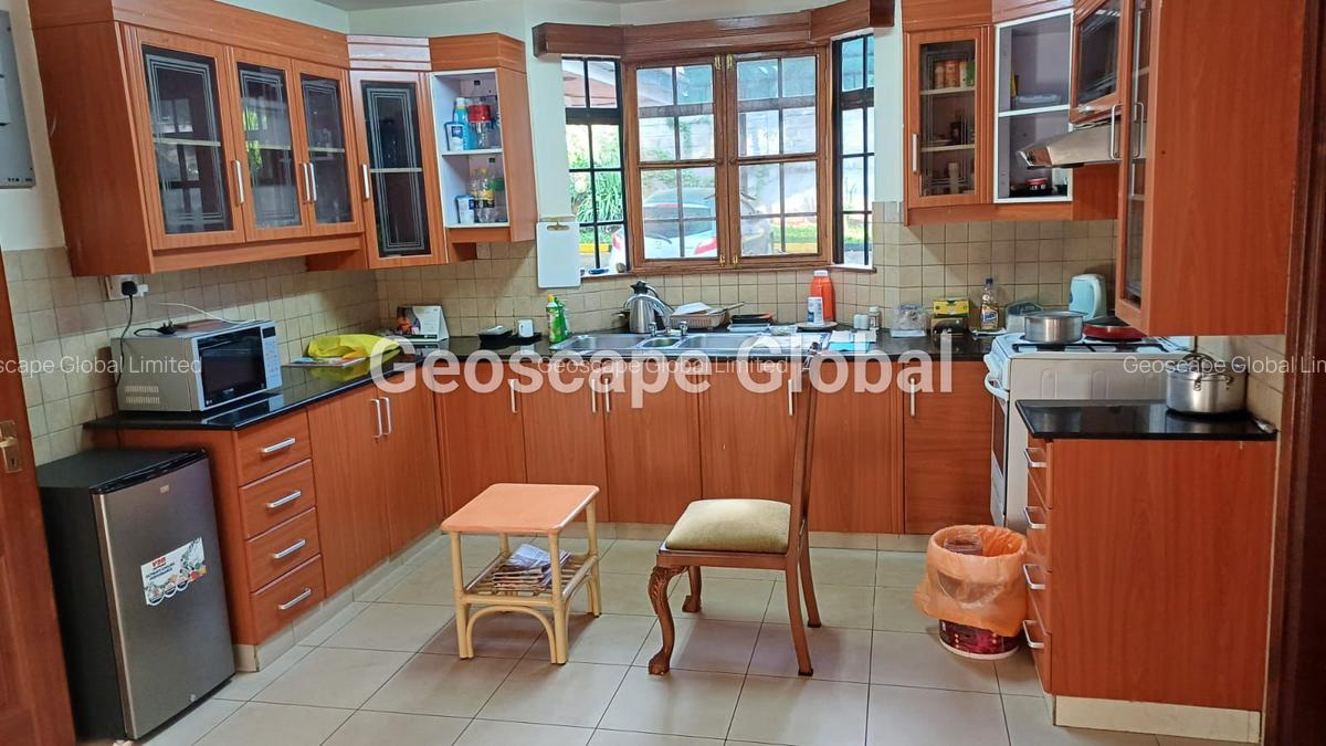 5 Bed House with En Suite in Runda - 12