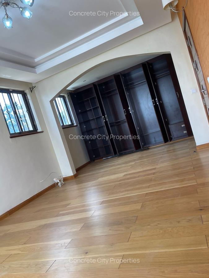 5 Bed Townhouse with Garden in Lavington - 17