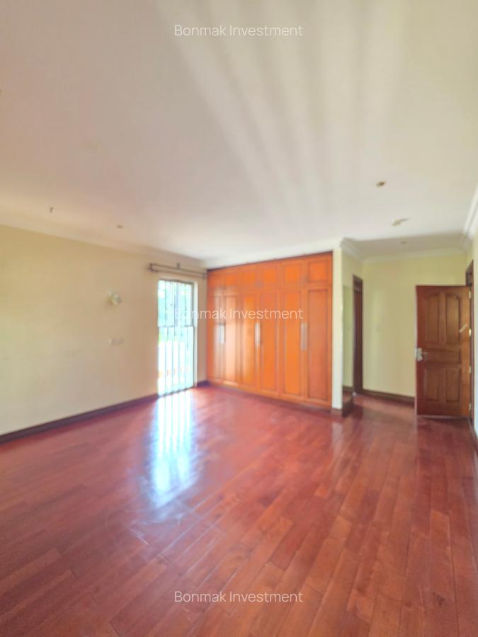 5 Bed House with En Suite at Old Runda - 10