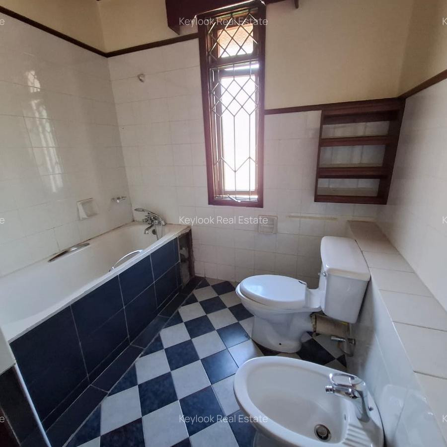 4 Bed Townhouse with En Suite at Lavington - 7