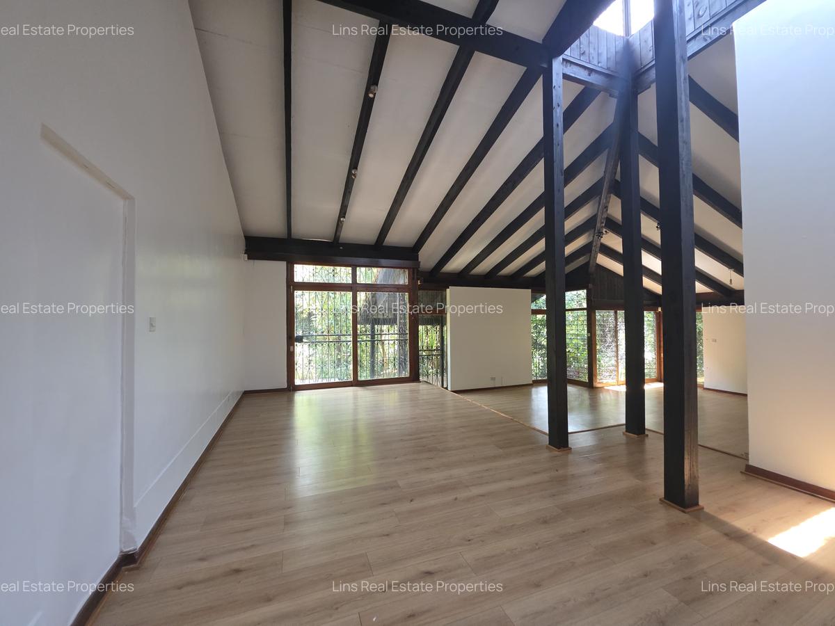 4 Bed House with En Suite in Lake View - 4