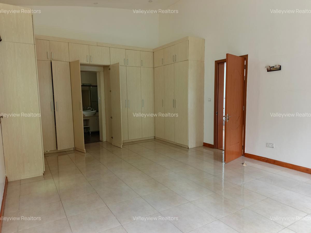 4 Bed Townhouse with En Suite at Riverside - 3