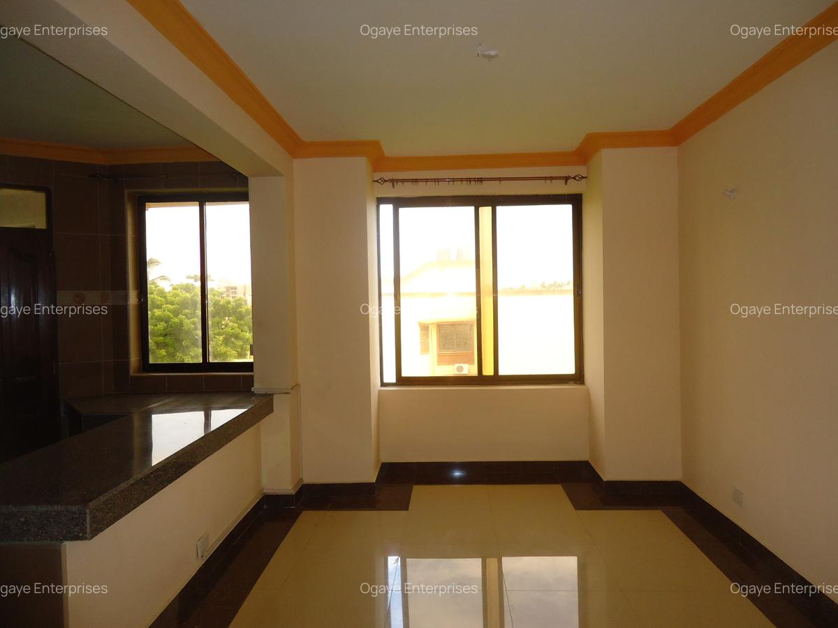 3 Bed Apartment with En Suite at Off Linksroad - 4